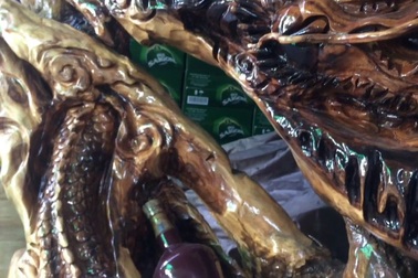 Gốc gỗ me tây hàng trăm năm nổi hình song long tranh châu độc đáo