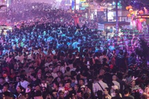 Phố Tây Bùi Viện đông nghẹt người trong đêm Halloween