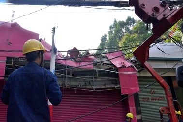 Cây cổ thụ đổ đè lên cửa hàng ở trung tâm TPHCM