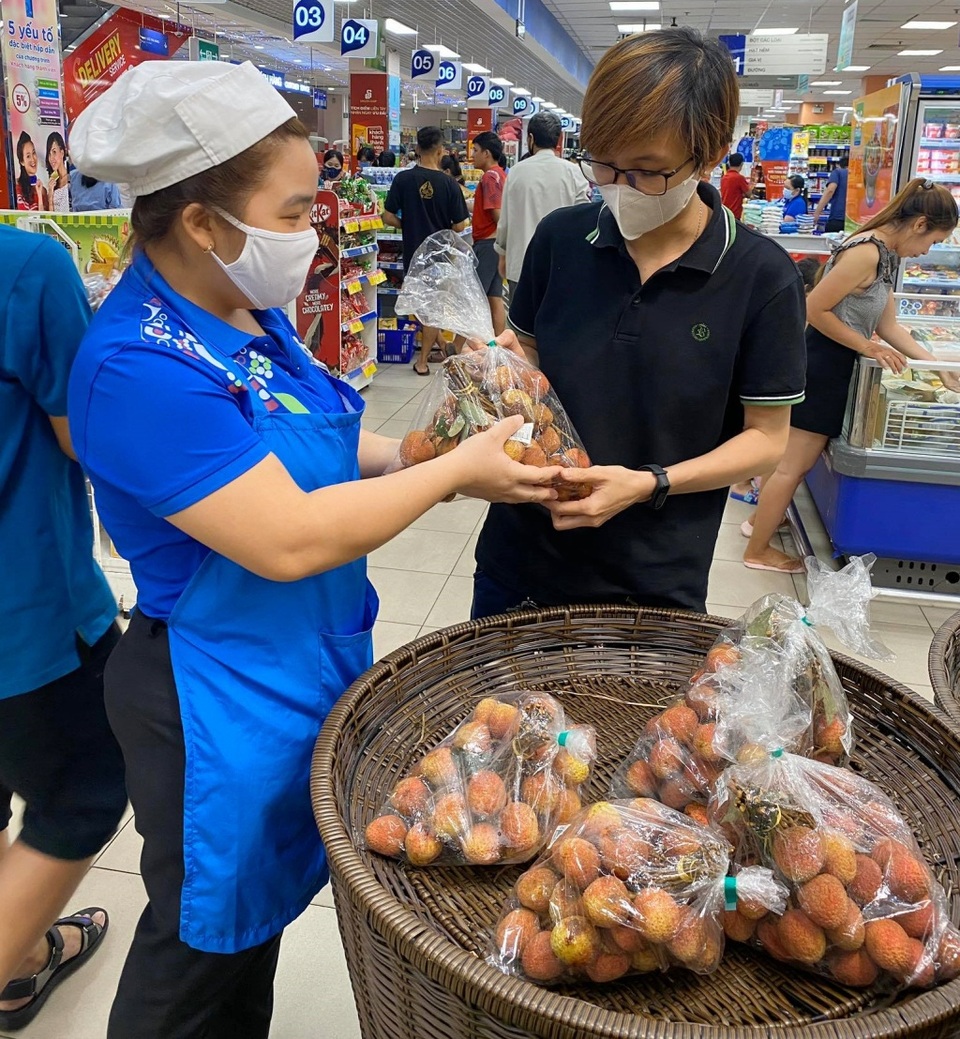 Vải thiều 20.000 đồng/kg, người Sài Gòn “đổ xô” mua ủng hộ nông dân - 1 Vải thiều 20.000 đồng/kg, người Sài Gòn “đổ xô” mua ủng hộ nông dân - 1