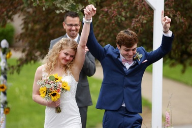 Câu chuyện cảm động đằng sau đám cưới cổ tích của hai học sinh trung học