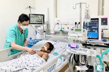 Bé gái 9 tuổi nguy kịch vì sốt xuất huyết, phải lọc máu 3 đợt
