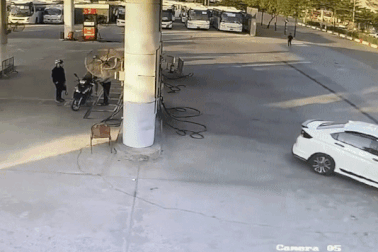 Ô tô húc đổ trụ bơm khi lùi vào cây xăng