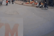 Phanh gấp, người đi xe máy trượt ngã vào đầu ô tô