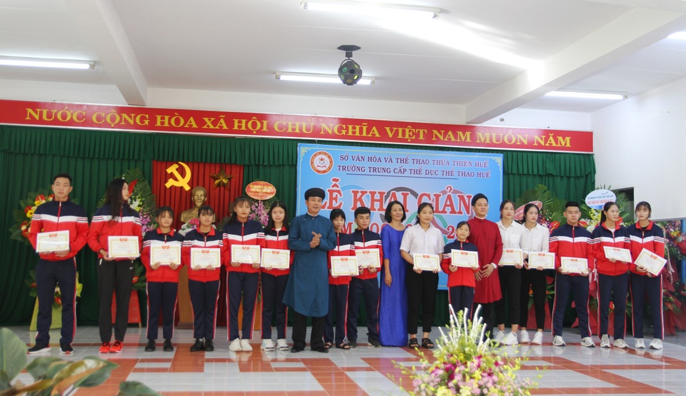 Các thầy giáo ở Huế mặc áo dài ngũ thân dự khai giảng năm học mới - 11 Các thầy giáo ở Huế mặc áo dài ngũ thân dự khai giảng năm học mới - 11