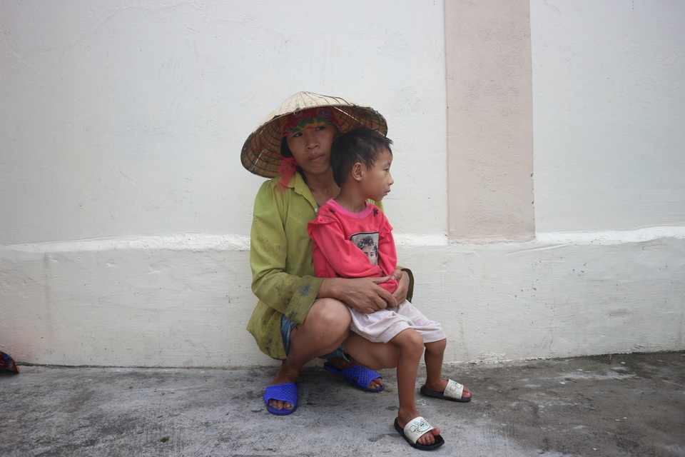 Vợ chồng chị Dậu thời hiện đại bất lực nhìn hai đứa con bị bệnh tim, động kinh - 1 Vợ chồng chị Dậu thời hiện đại bất lực nhìn hai đứa con bị bệnh tim, động kinh - 1