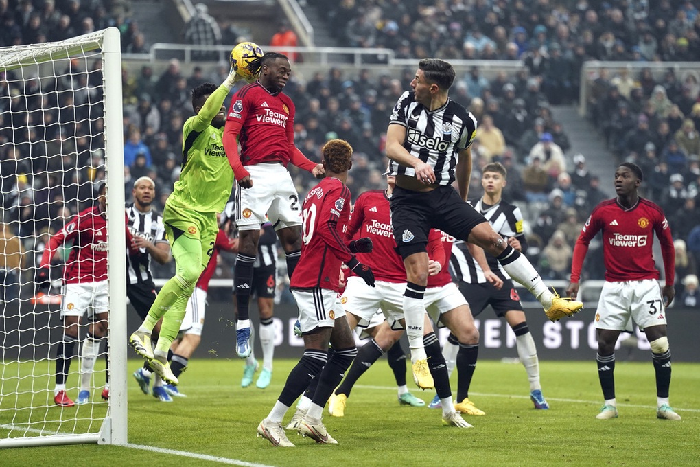 HLV Ten Hag cãi nhau với Martial trong ngày Man Utd thua Newcastle - 2