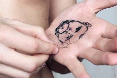 Bóc da, xuyên kim chỉ qua tay để làm nên tác phẩm nghệ thuật