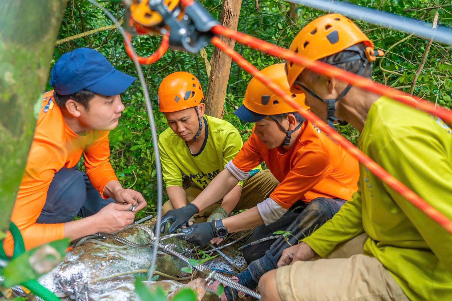 Trải nghiệm đu dây qua hố sụt Ác Mộng bên trong có dòng sông ngầm bí ẩn - 6