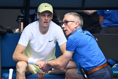 Sinner cần chăm sóc y tế để tiến vào tứ kết Australian Open