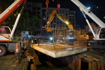 Xuyên đêm hạ đặt khối bê tông 40 tấn tại công trường Metro số 2 TPHCM