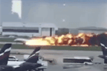 Tranh cãi chuyện hành khách cố lấy hành lý khi máy bay Nga gặp nạn