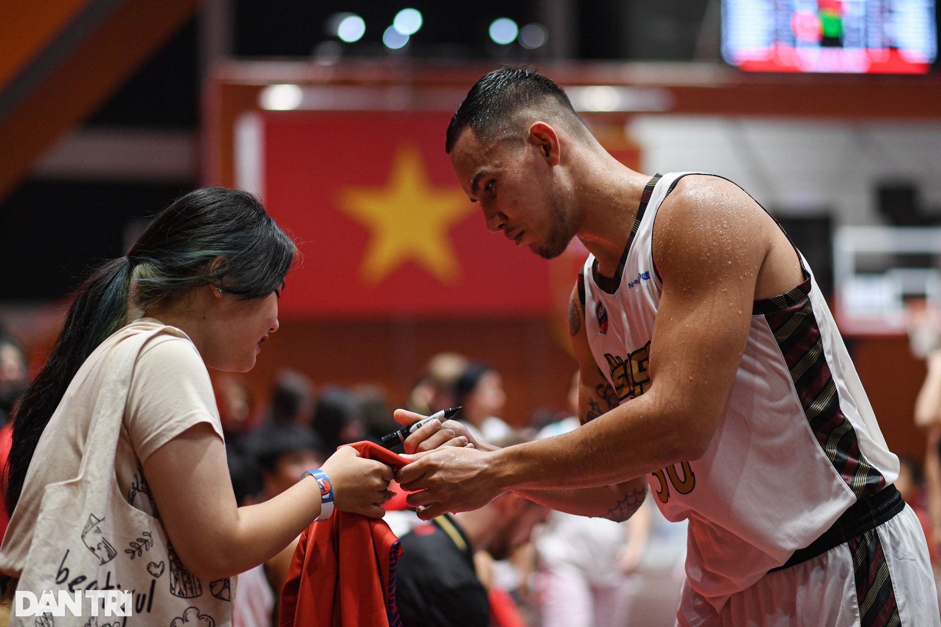 CĐV Saigon Heat đốt cháy nhà thi đấu Tây Hồ trong niềm vui chiến thắng - 17 CĐV Saigon Heat đốt cháy nhà thi đấu Tây Hồ trong niềm vui chiến thắng - 17