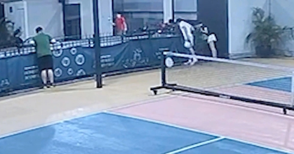 Chơi pickleball ở sân thượng, người đàn ông rơi...
