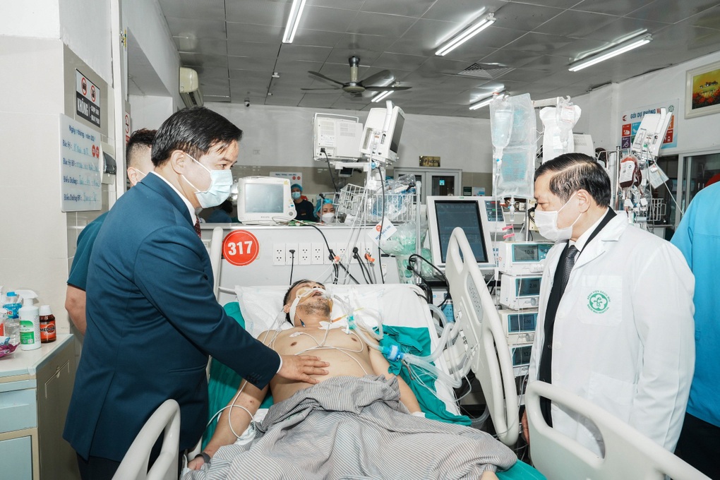 Hơn 7.000 ca nội trú mỗi ngày, Bệnh viện Bạch Mai là cánh chim đầu đàn - 1 Hơn 7.000 ca nội trú mỗi ngày, Bệnh viện Bạch Mai là cánh chim đầu đàn - 1