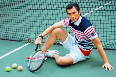 Kim Lý, Nhan Phúc Vinh và loạt sao nam đồng loạt diện áo thun “cá mập”