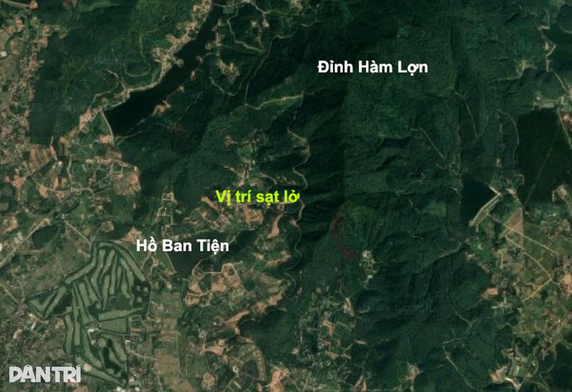 Hiện trường vụ sạt lở ở Sóc Sơn khiến loạt xe sang bị vùi trong bùn đất - 2 Hiện trường vụ sạt lở ở Sóc Sơn khiến loạt xe sang bị vùi trong bùn đất - 2