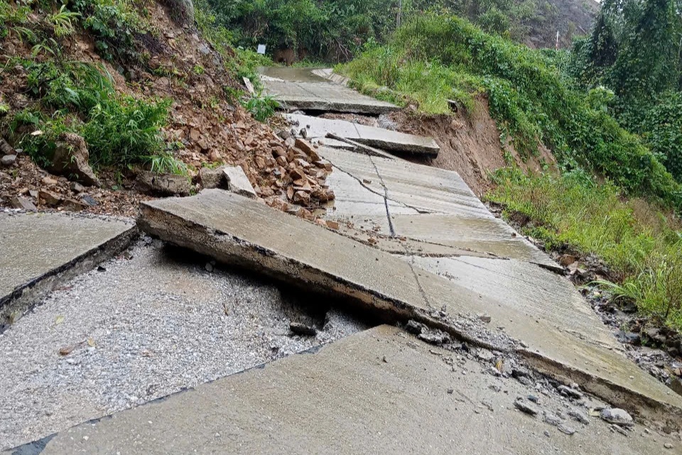ផ្លូវបែកជាកំណាត់ៗ ដោយសារភ្លៀងធ្លាក់ខ្លាំង និងបាក់ដី - ១ Đường vỡ vụn từng mảng do mưa lớn, sạt lở - 1