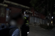 Sự thật phía sau chuyện cậu bé 12 tuổi thăm mộ mẹ lúc 1h sáng