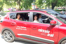 Đến Vincom chơi, được VinFast VF e34 đưa về nhà miễn phí