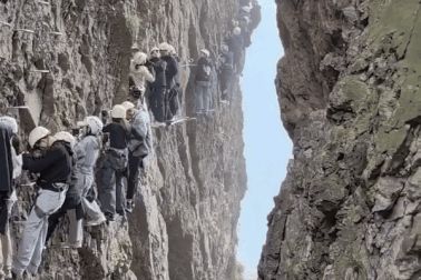 Thót tim cảnh du khách chen chân chật cứng giữa vách đá thẳng đứng