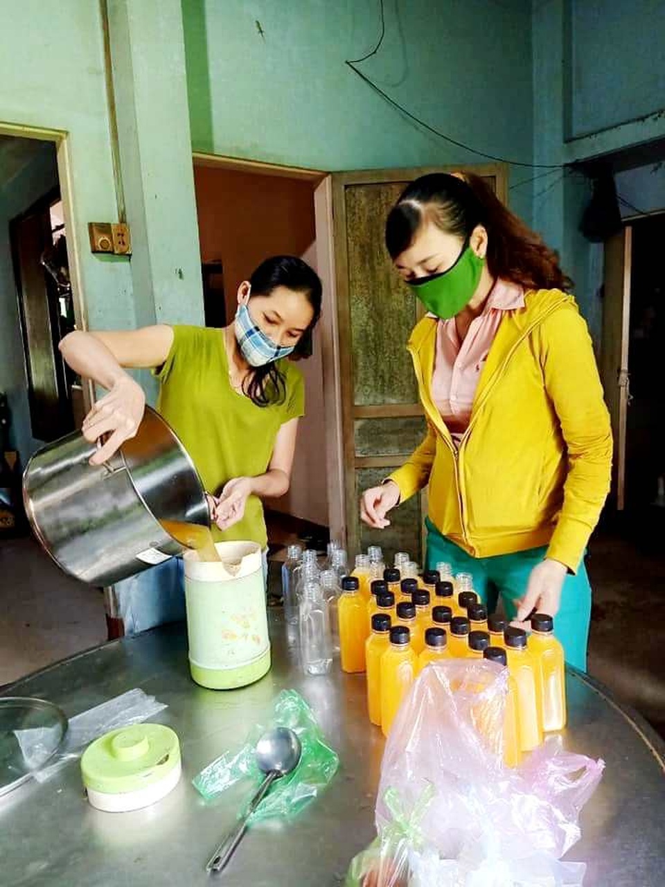 Hội An: Đi từng ngõ, gõ từng nhà, trao thực phẩm đến hộ dân cách ly - 7 Hội An: Đi từng ngõ, gõ từng nhà, trao thực phẩm đến hộ dân cách ly - 7