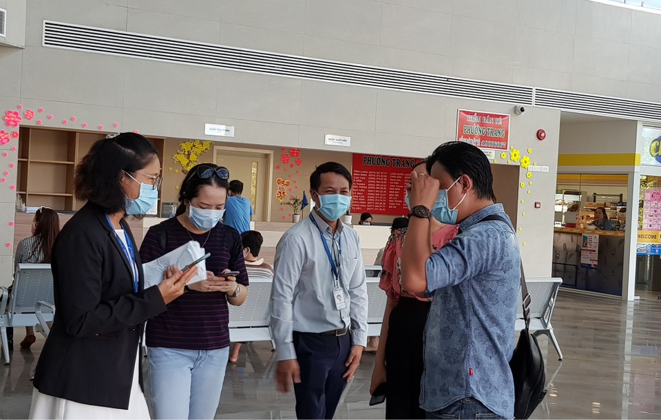 Từ ngày mai, TPHCM xử phạt người không đeo khẩu trang nơi công cộng - 2 Từ ngày mai, TPHCM xử phạt người không đeo khẩu trang nơi công cộng - 2