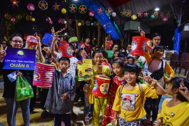 "Nụ cười đêm trăng" đến với 800 em nhỏ có hoàn cảnh khó khăn ở TPHCM