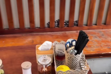 Thực khách giật mình phát hiện rắn độc ẩn mình trong quán ăn tại Bắc Giang