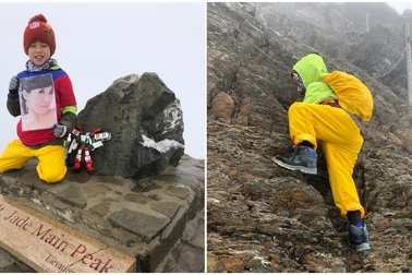 Thực hiện lời hứa với mẹ, bé 8 tuổi chinh phục đỉnh núi cao 3952 mét