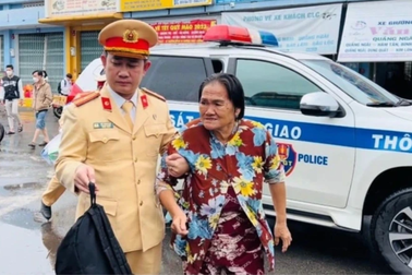 Chính quyền đến nhà trọ thăm hỏi, tặng quà 3 bà cháu bị xe khách bỏ rơi