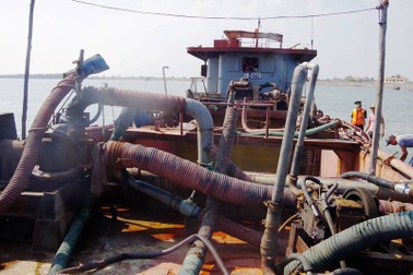 Bắt giữ tàu hút cát trái phép "khủng" trên biển
