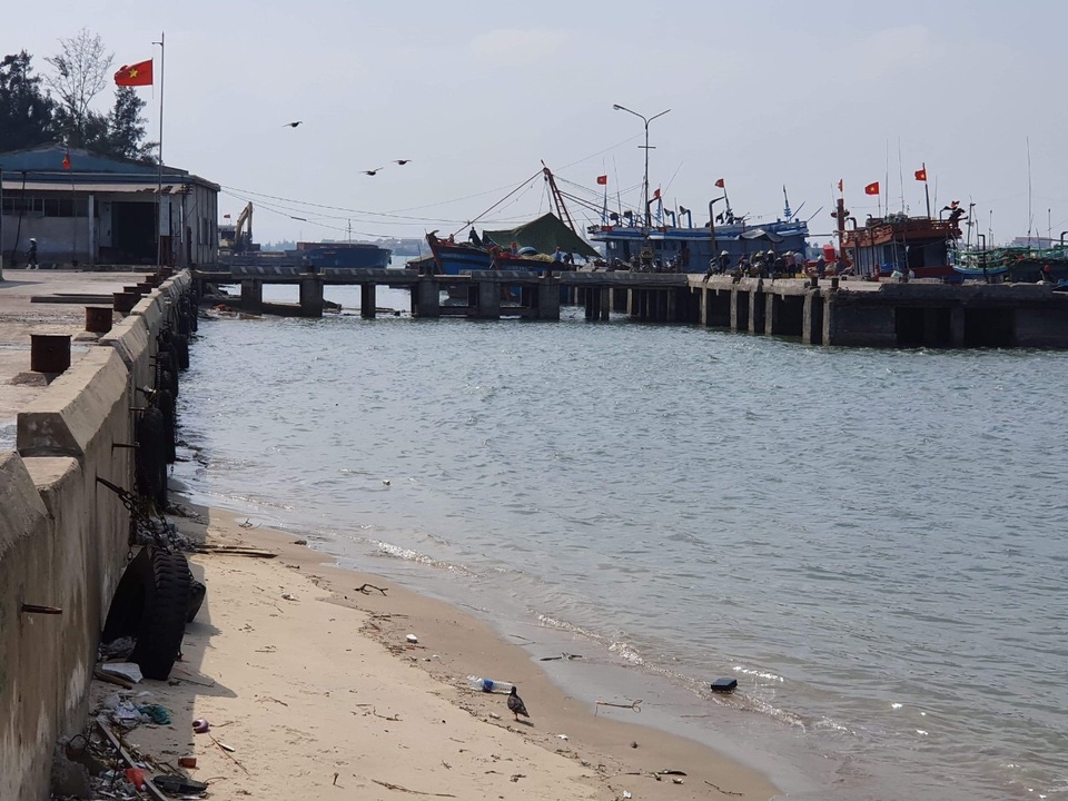 Quảng Bình: Ngư dân kêu trời vì cảng cá xuống cấp nghiêm trọng! - 1 Quảng Bình: Ngư dân kêu trời vì cảng cá xuống cấp nghiêm trọng! - 1