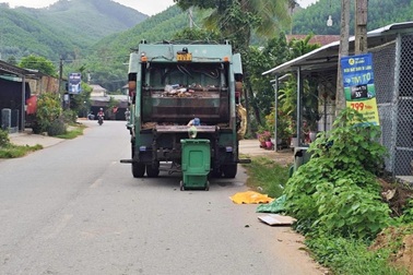 Thi thể bé trai bị bỏ trong thùng rác
