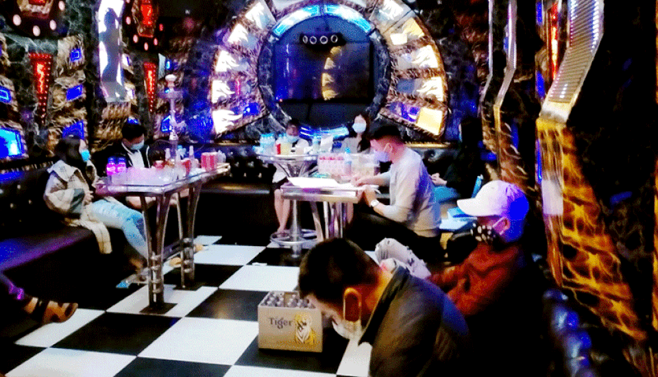 Bắt quả tang nhóm thanh niên mở “tiệc ma túy” trong quán karaoke - 1 Bắt quả tang nhóm thanh niên mở “tiệc ma túy” trong quán karaoke - 1