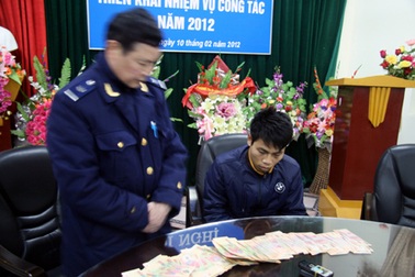 Bắt đối tượng vận chuyển thuê gần 100 triệu đồng tiền giả