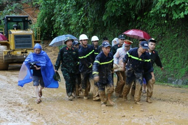 Xe khách bị đất vùi lấp ở Hà Giang, ít nhất 10 người tử vong