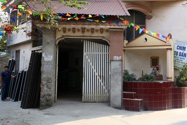 "Nhà của người chết" len giữa nhà người sống trên mặt đường Hà Nội