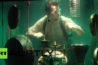 Một phần trình diễn của Between Music