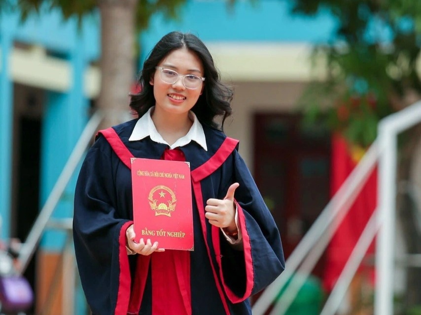 2 diáklány, aki 1600 pontot ért el a Hai Phongban a SAT-on, napi 4-5 órát tanul Nữ sinh đạt 1.600 SAT ở Hải Phòng tự cày đề 4-5 tiếng/ngày - 2