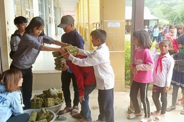 Thầy cô mổ heo, gói bánh cho học sinh vùng cao đón Tết