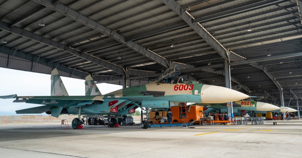 Tiêm kích Su-27, trực thăng, Yak-130 diễn tập ném bom, bắn đạn thật - 7