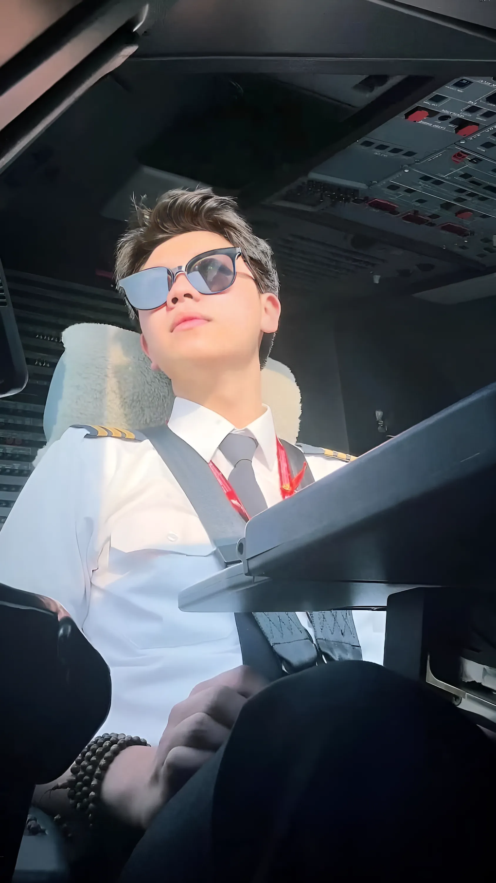 Chàng cơ phó 23 tuổi gây thương nhớ với vẻ điển trai, dễ thương - 2 Chàng cơ phó 23 tuổi gây thương nhớ với vẻ điển trai, dễ thương - 2
