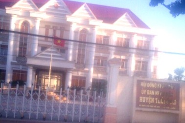 Kiểm điểm Chủ tịch huyện ra thông báo vận động “khẩn” mua pháo hoa