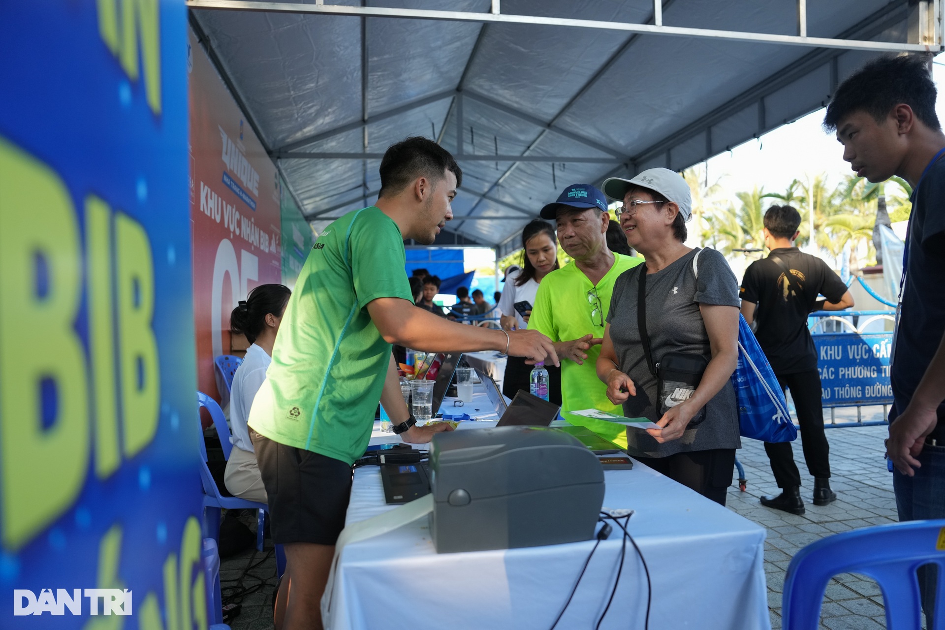 Hàng nghìn runner hào hứng nhận bib ở Unique Nha Trang H-Marathon - 11 Hàng nghìn runner hào hứng nhận bib ở Unique Nha Trang H-Marathon - 11