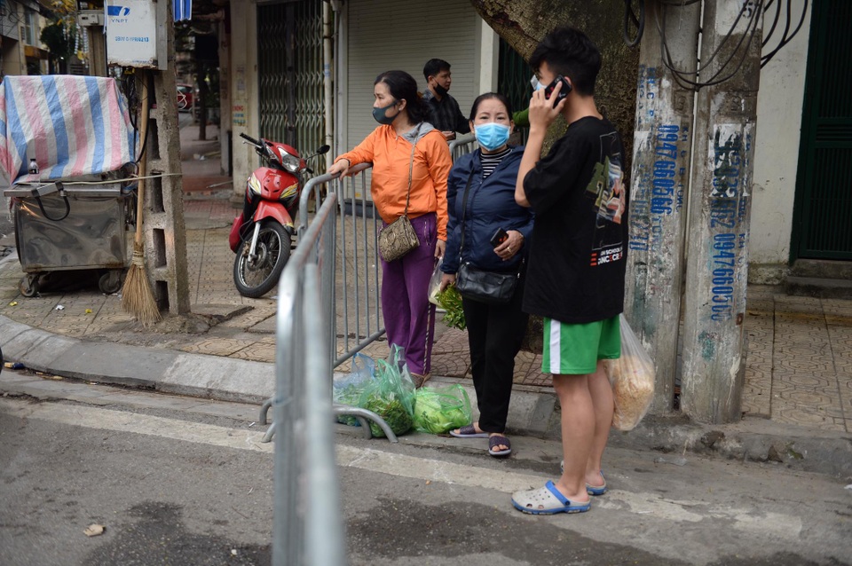 Người dân phố Trúc Bạch nhận nhu yếu phẩm qua hàng rào cách ly - 5 Người dân phố Trúc Bạch nhận nhu yếu phẩm qua hàng rào cách ly - 5