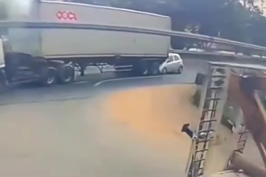 Xe tải kéo lê ô tô con phía sau đuôi mà không hay biết