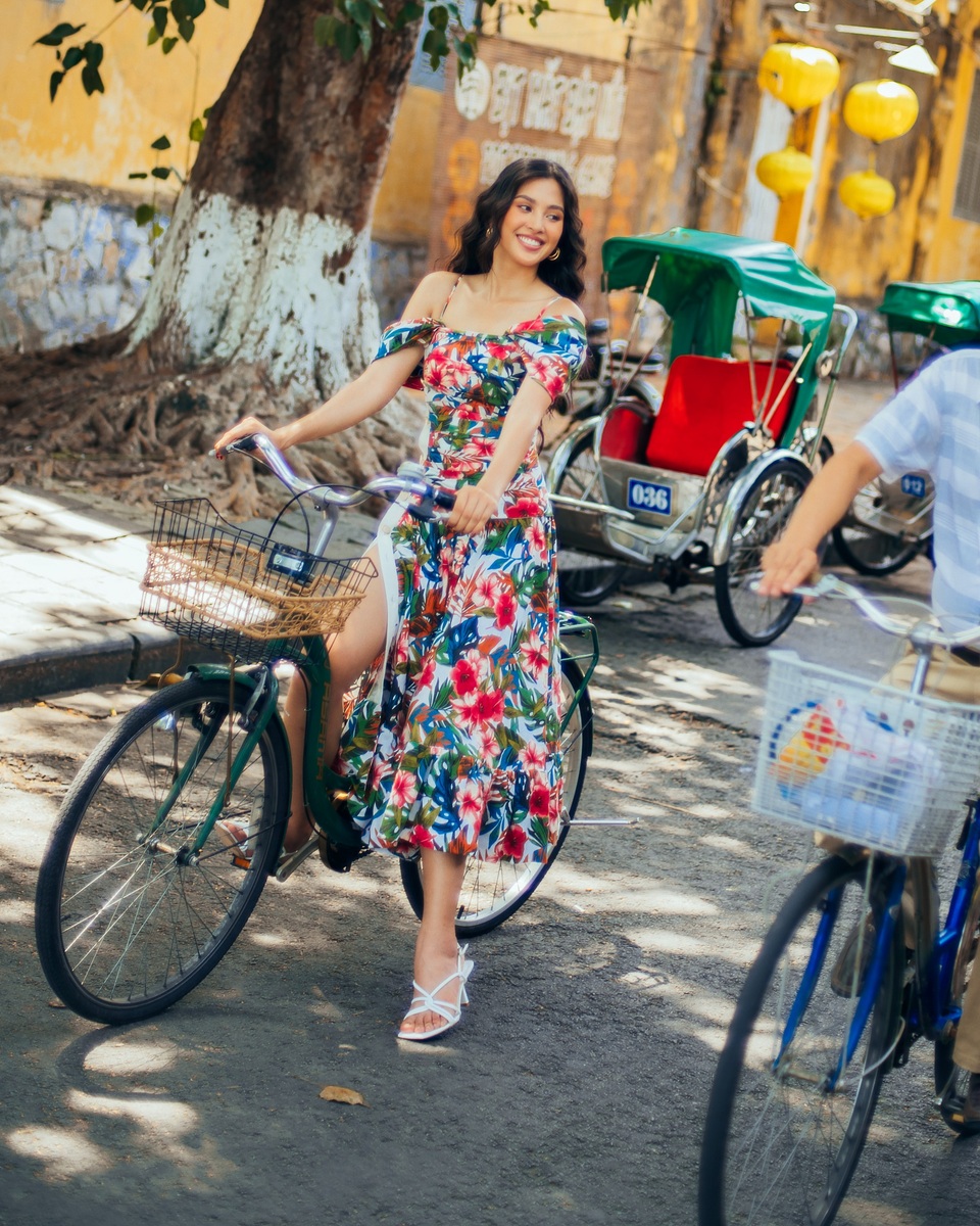 Hoa hậu Tiểu Vy “đẹp lạ” trong buổi sáng bình dị đến nao lòng ở Hội An - 4 Hoa hậu Tiểu Vy “đẹp lạ” trong buổi sáng bình dị đến nao lòng ở Hội An - 4