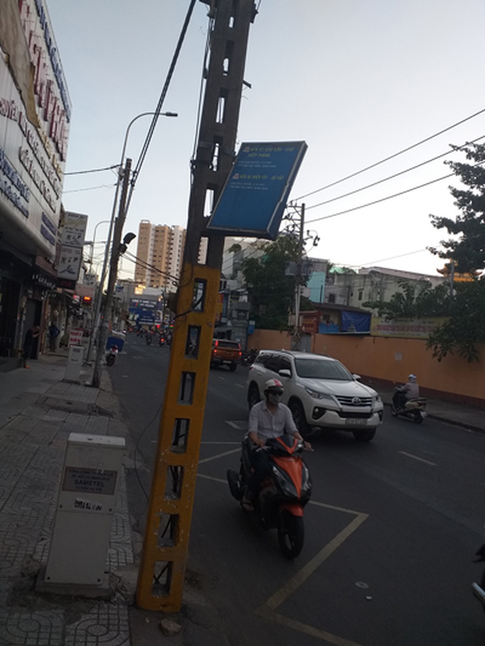 Trạm xe buýt xấu xí - 2