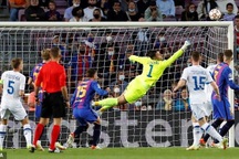 Barcelona nhọc nhằn giành 3 điểm, Bayern Munich "hủy diệt" Benfica